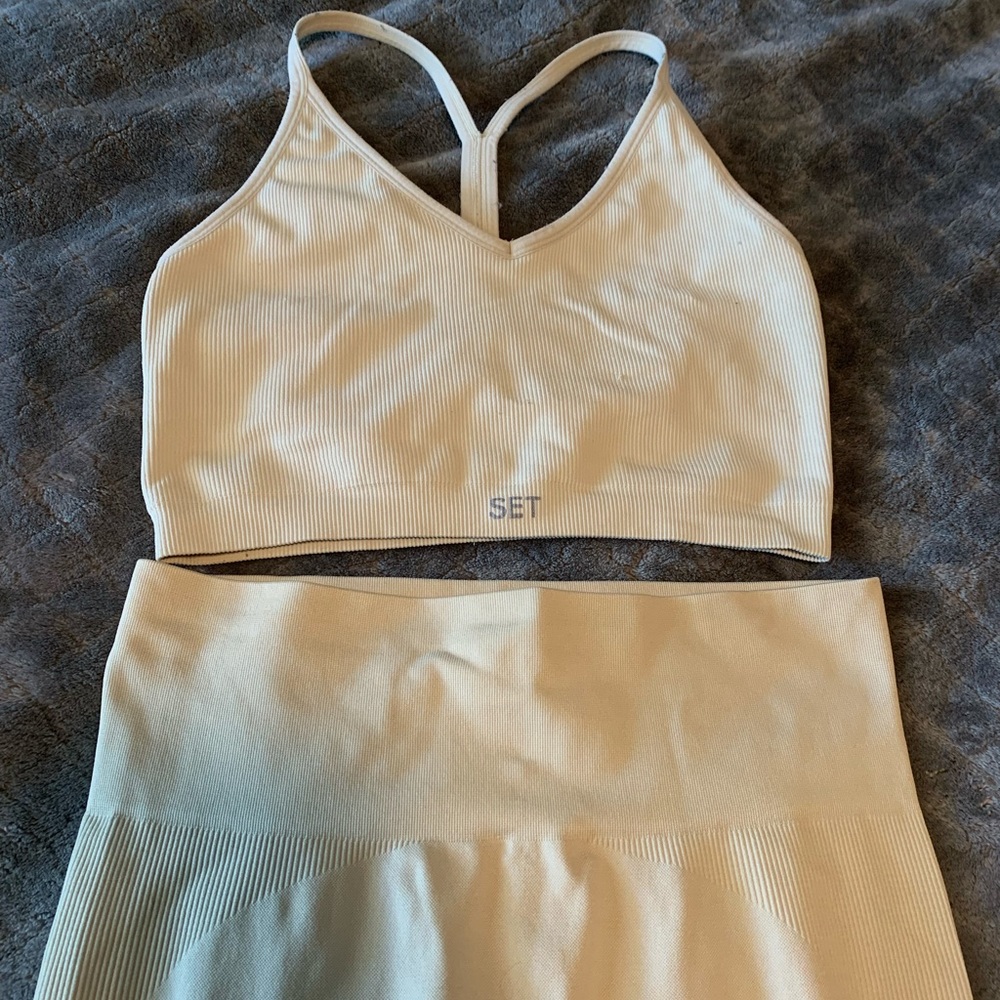 SETactive Sculptflex Oakmilk ribbed V bra and leggings